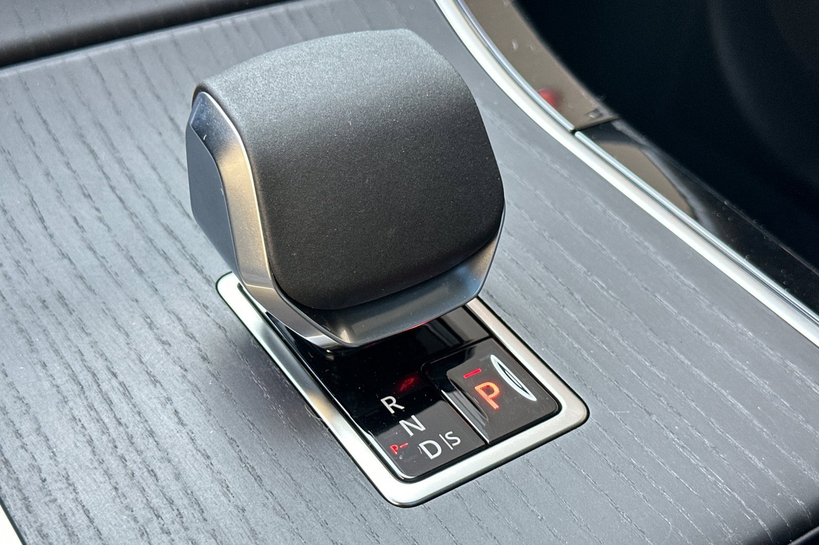 New 2026 Land Rover Range Rover Velar Dynamic SE image 25