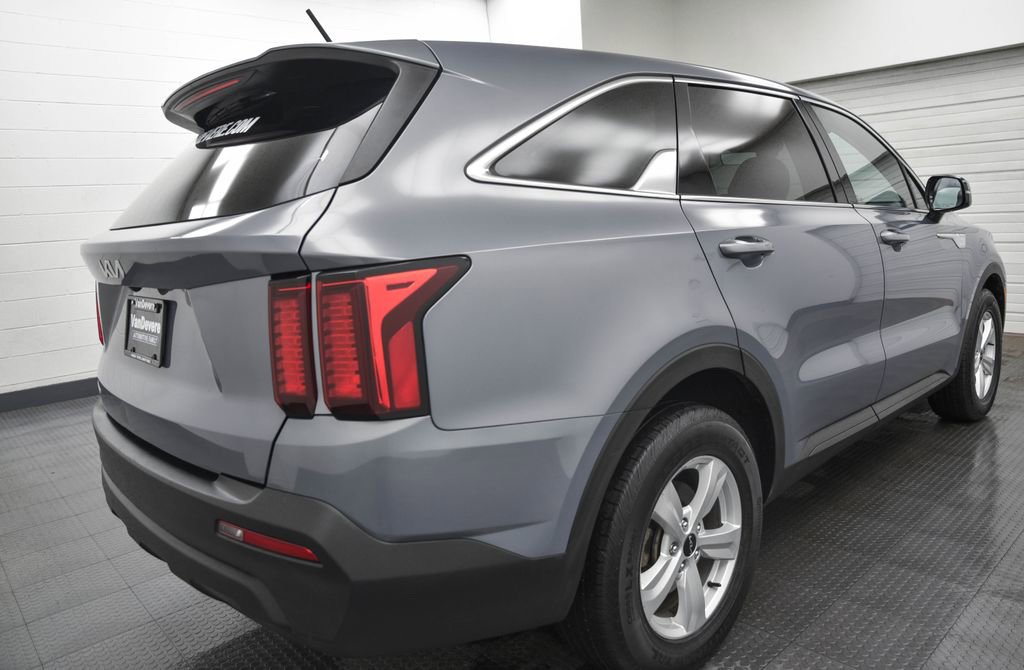 Used 2023 Kia Sorento LX image 9