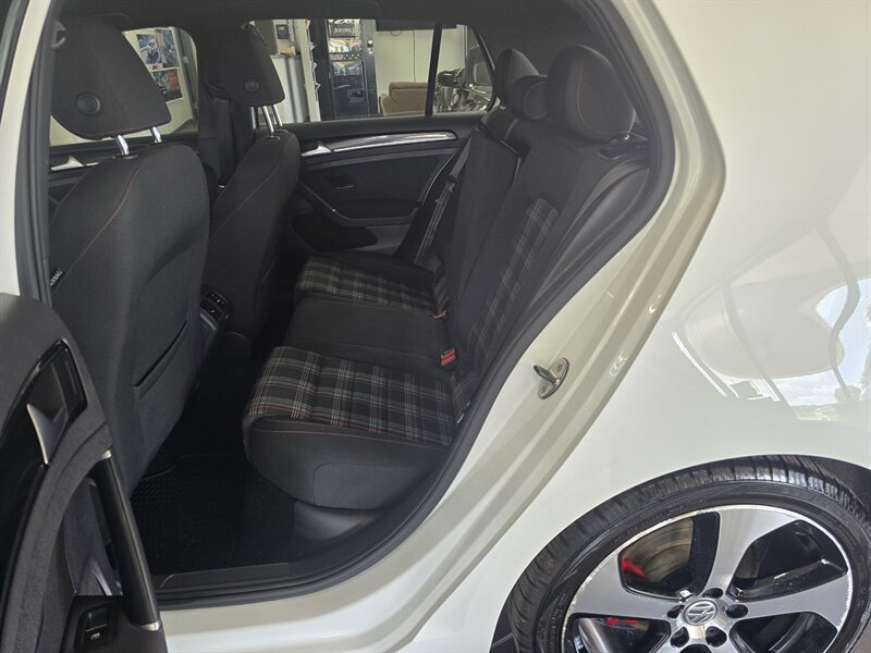 Used 2017 Volkswagen Golf 4-Door FWD image 11