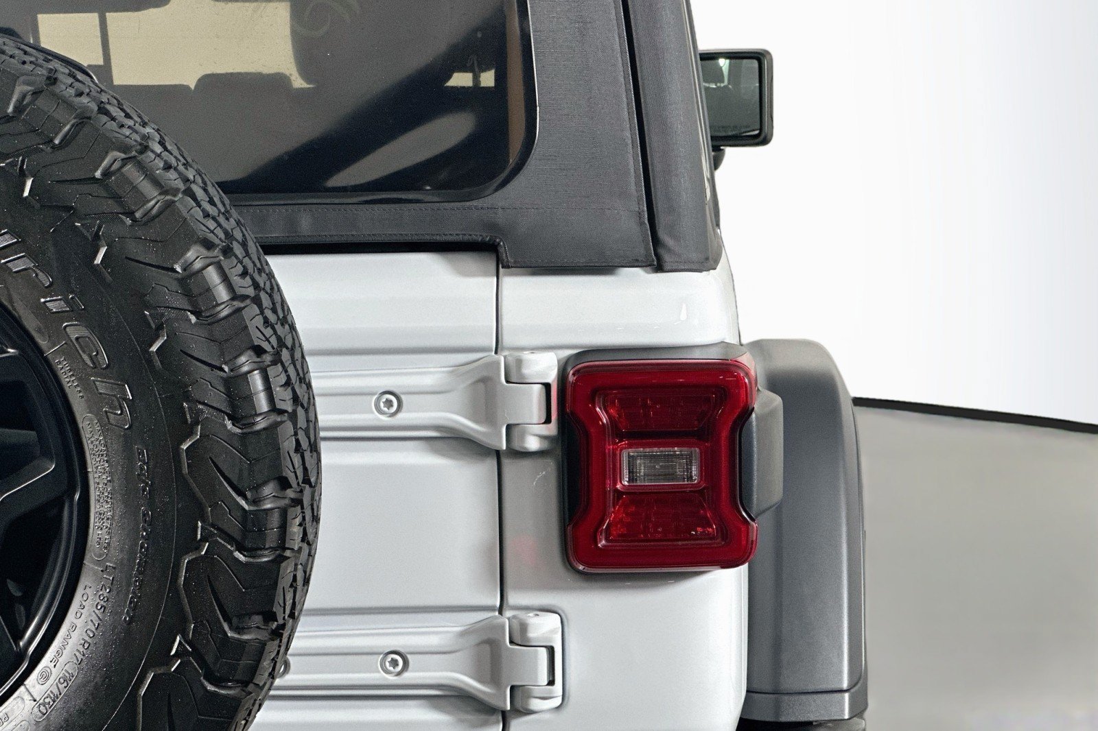 Used 2023 Jeep Wrangler Unlimited Rubicon 4xe AWD/4WD image 16
