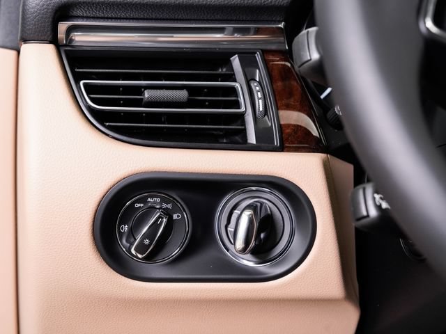 Certified 2026 Porsche Macan AWD/4WD image 12