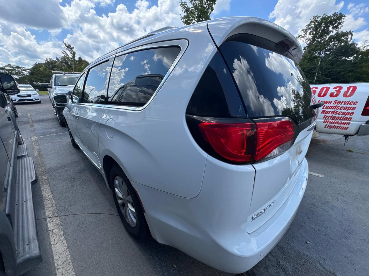 Used 2019 Chrysler Pacifica Touring-L FWD image 13