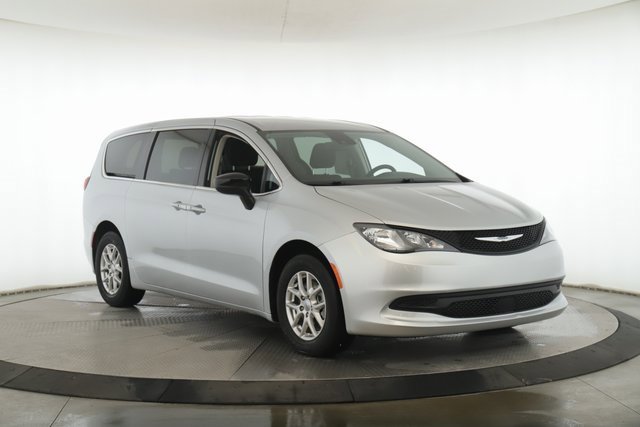 Used 2024 Chrysler Voyager LX image 2