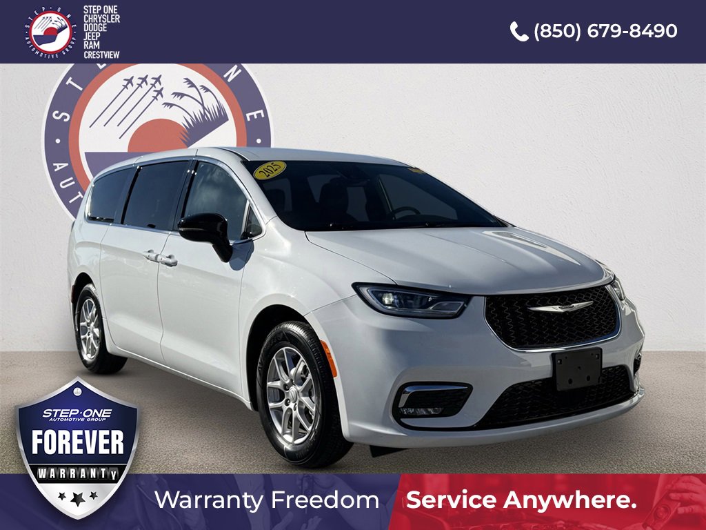 Used 2025 Chrysler Pacifica Select image 1