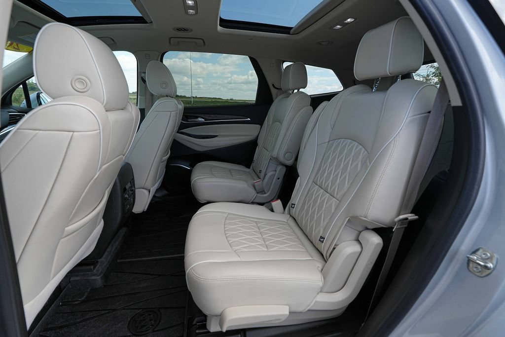 Used 2022 Buick Enclave Avenir w/ Avenir Technology Package AWD/4WD image 18