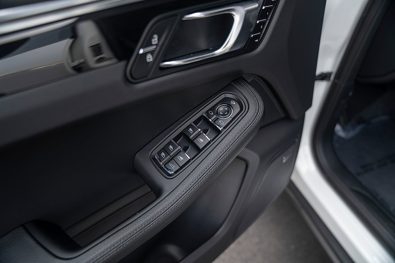 Certified 2025 Porsche Macan AWD/4WD image 18
