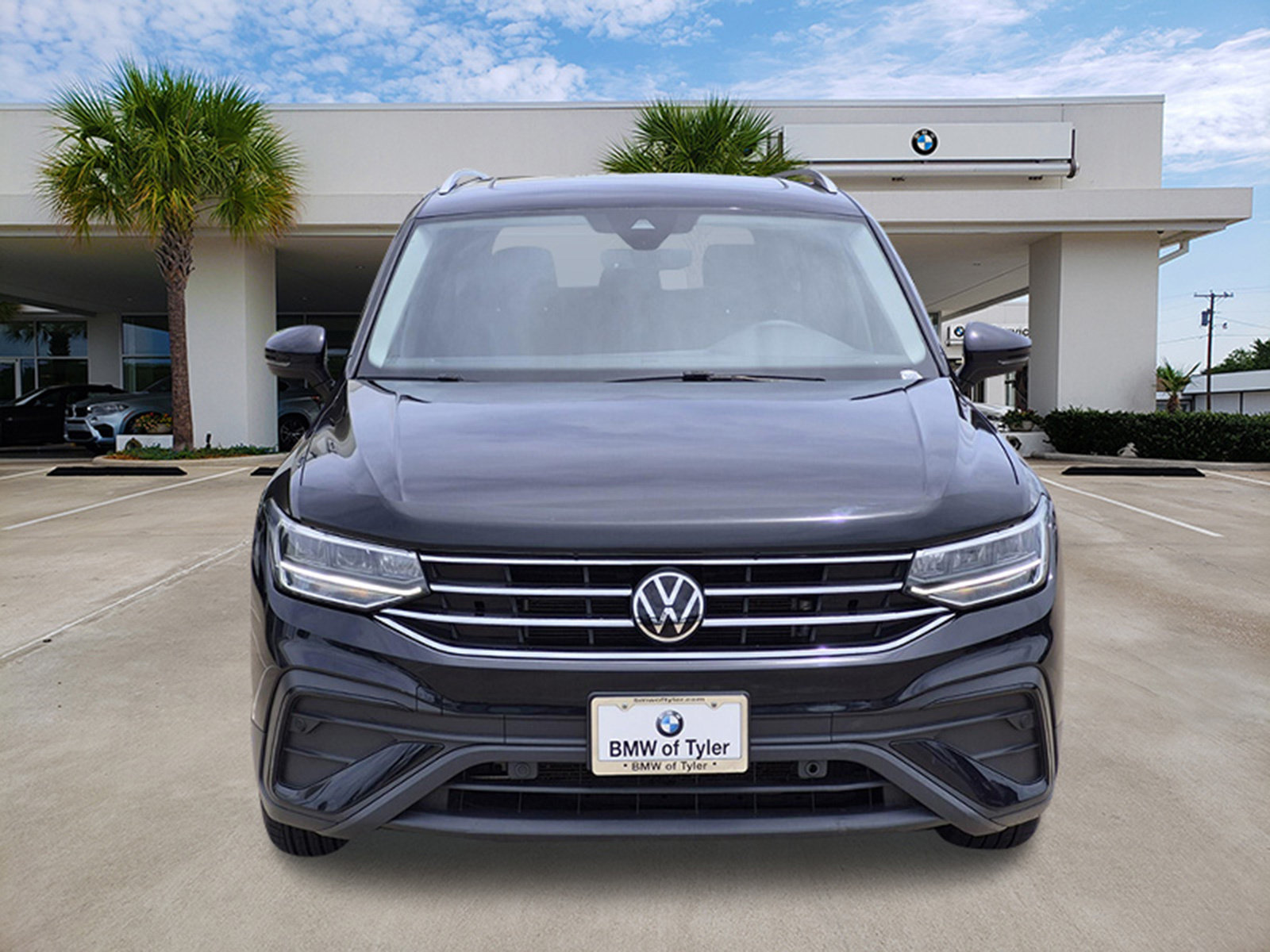 Used 2023 Volkswagen Tiguan SE FWD image 2