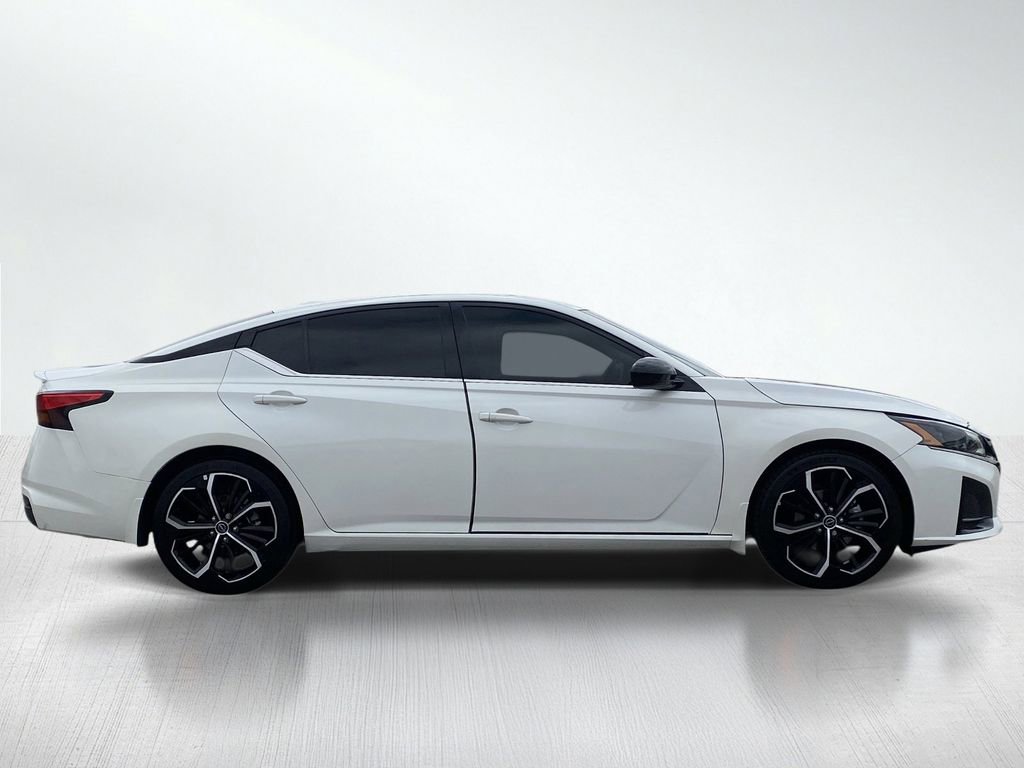 Used 2023 Nissan Altima 2.5 SR w/ SR Premium Package FWD image 10
