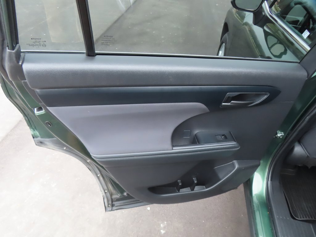 Used 2023 Toyota Highlander L image 32