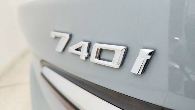Used 2025 BMW 740i xDrive w/ Premium Package image 17
