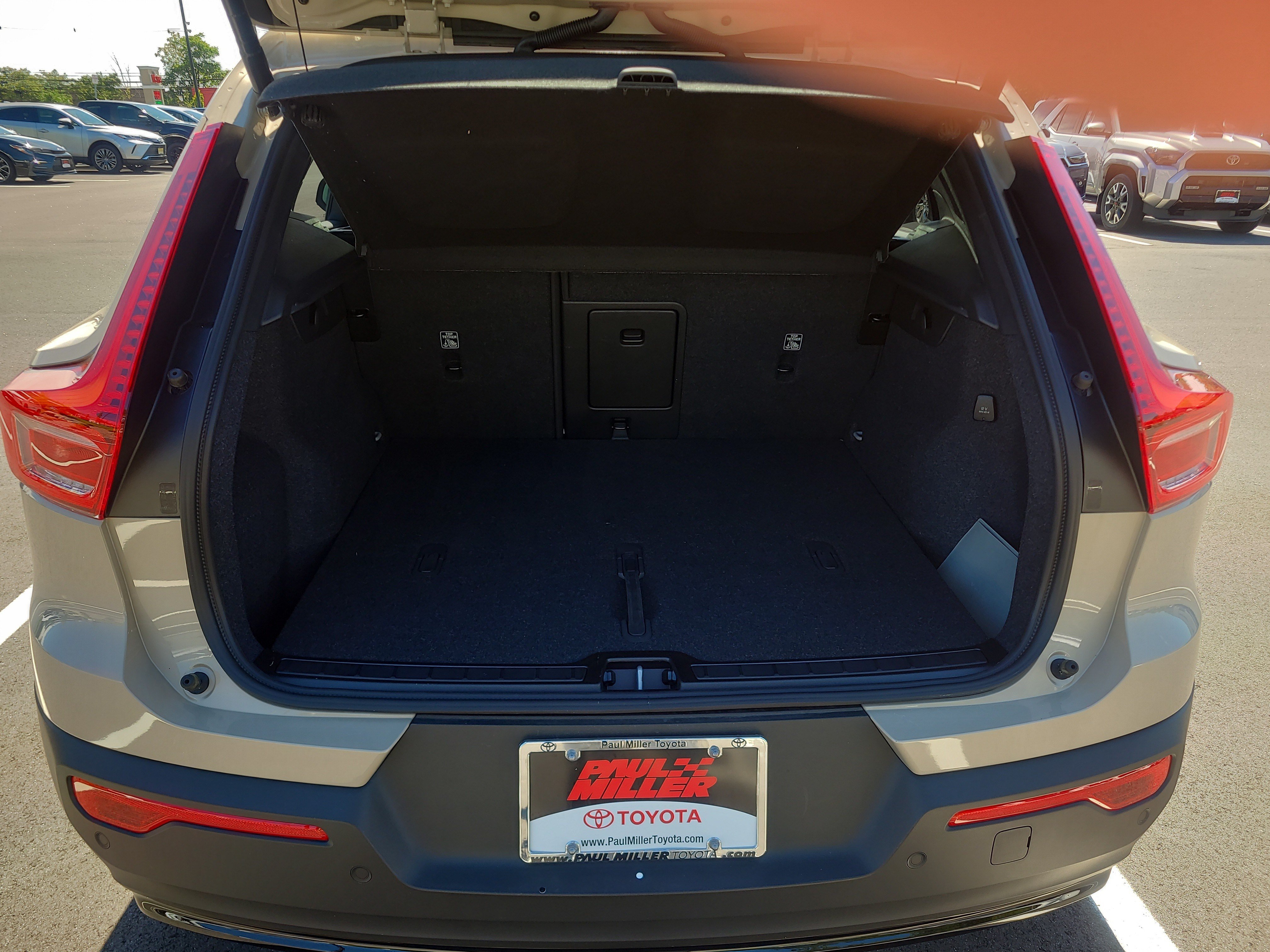 Used 2025 Volvo XC40 B5 Plus w/ Climate Package AWD/4WD image 31