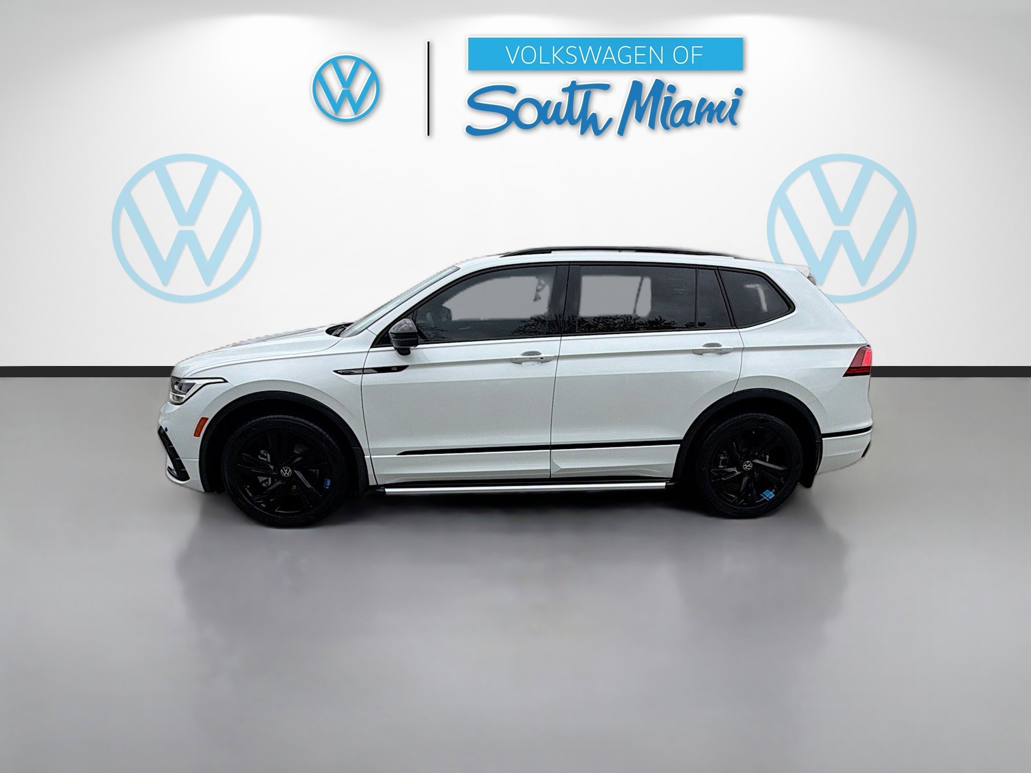 Used 2023 Volkswagen Tiguan SE R-Line image 4