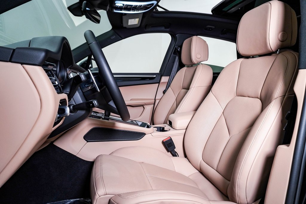 Certified 2025 Porsche Macan image 5