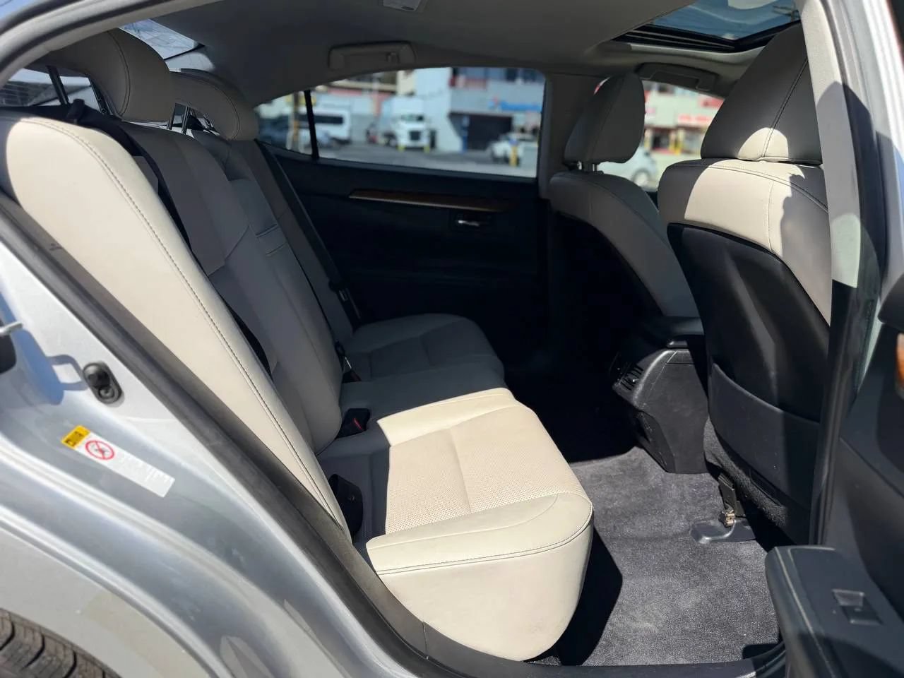 Used 2014 Lexus ES 300h w/ Premium Package w/Bamboo Trim FWD image 30