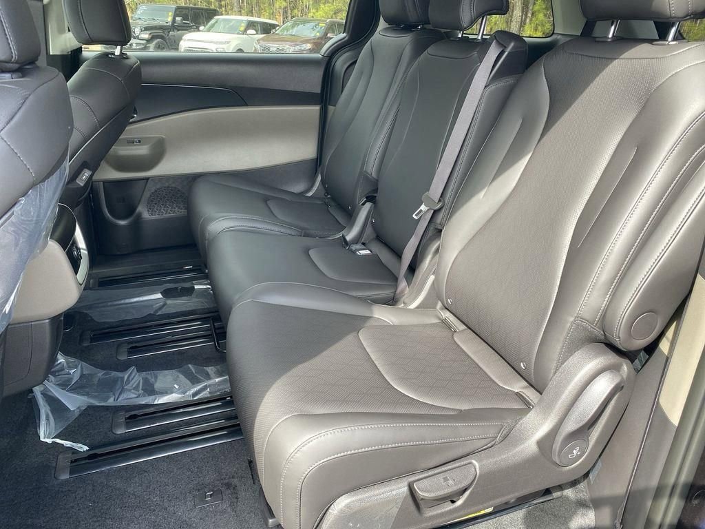 New 2026 Kia Carnival FWD image 16