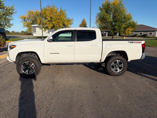 Used 2017 Toyota Tacoma TRD Sport AWD/4WD image 4