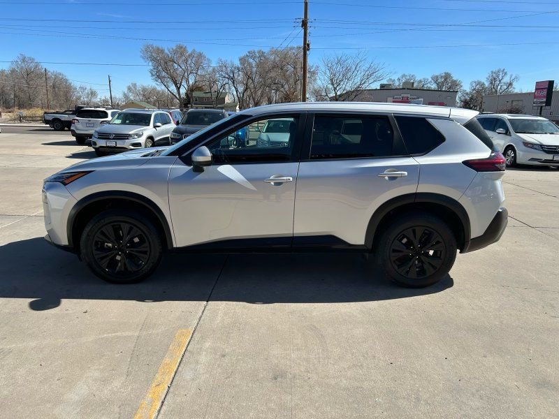 Used 2023 Nissan Rogue SV image 4