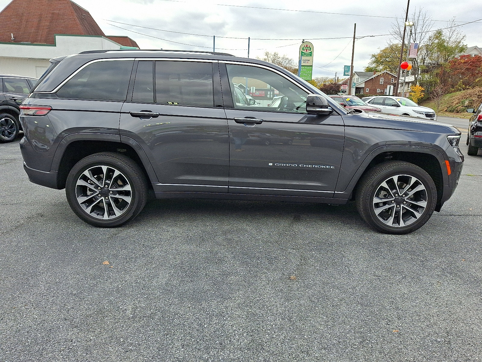 Used 2023 Jeep Grand Cherokee Overland w/ Luxury Tech Group IV image 6