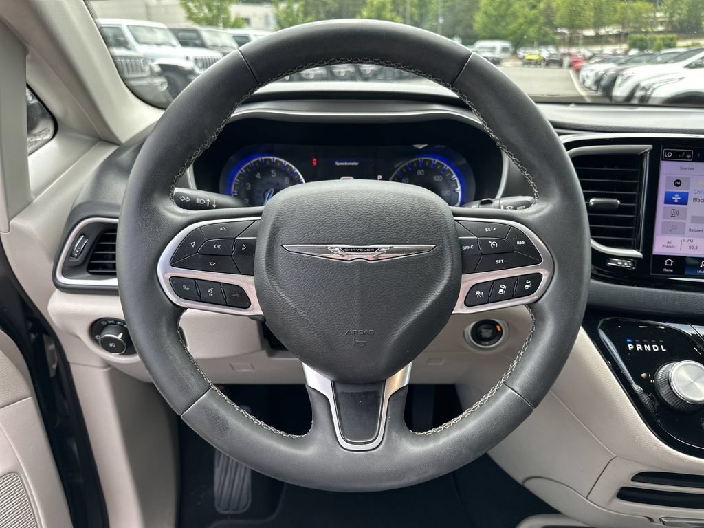 Certified 2022 Chrysler Pacifica Touring-L FWD image 12