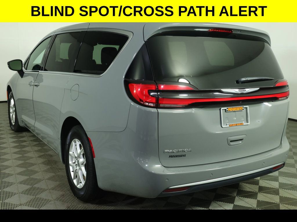 Used 2025 Chrysler Pacifica Select FWD image 6
