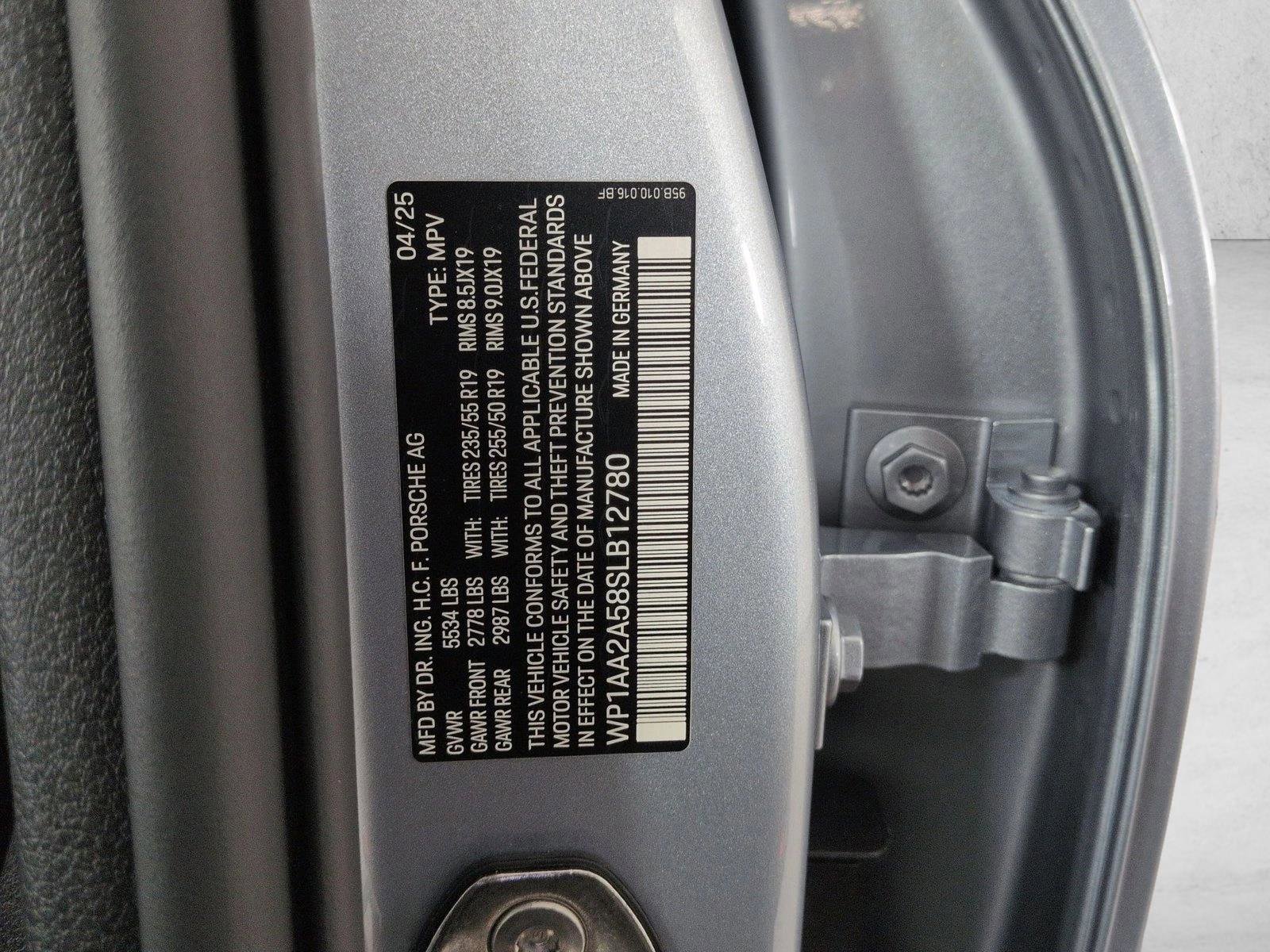 Certified 2025 Porsche Macan AWD/4WD image 29