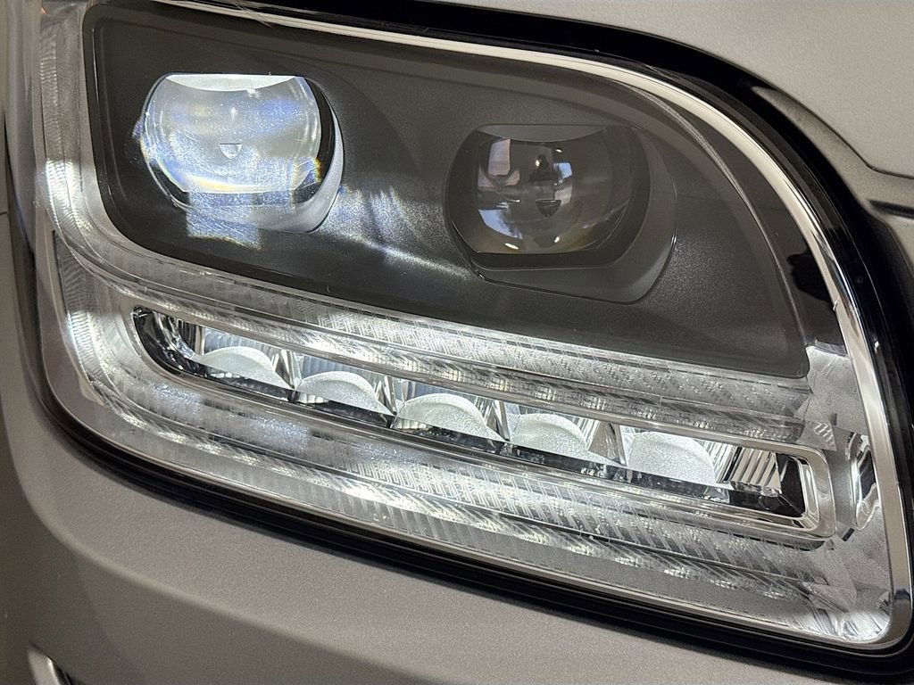 Used 2020 Lincoln Navigator Reserve w/ Luxury Package image 40
