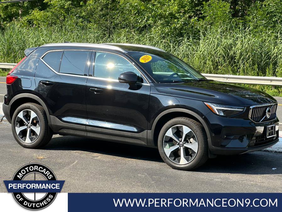 Used 2025 Volvo XC40 B5 Plus image 1