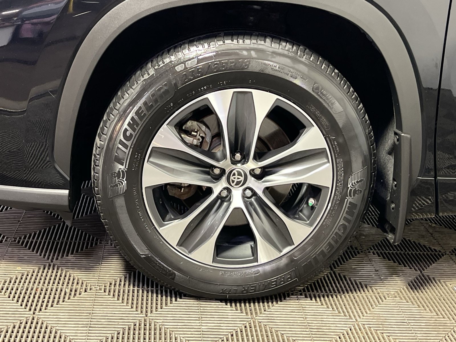 Used 2020 Toyota Highlander XLE AWD/4WD image 12