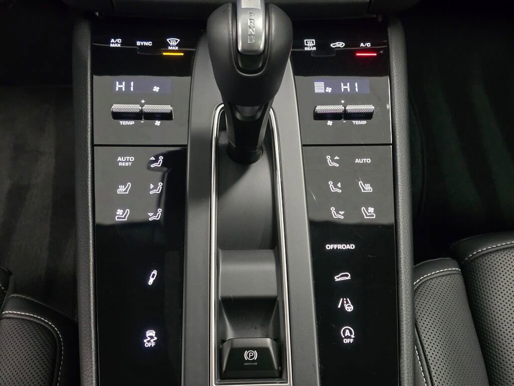 Certified 2025 Porsche Macan Turbo image 17
