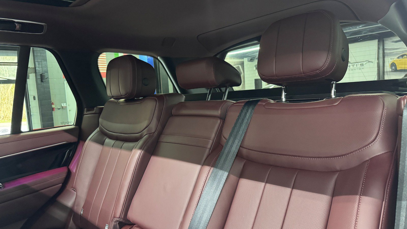 Used 2025 Land Rover Range Rover SE AWD/4WD image 32
