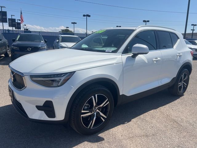 Used 2025 Volvo XC40 B5 Core w/ Climate Package image 7