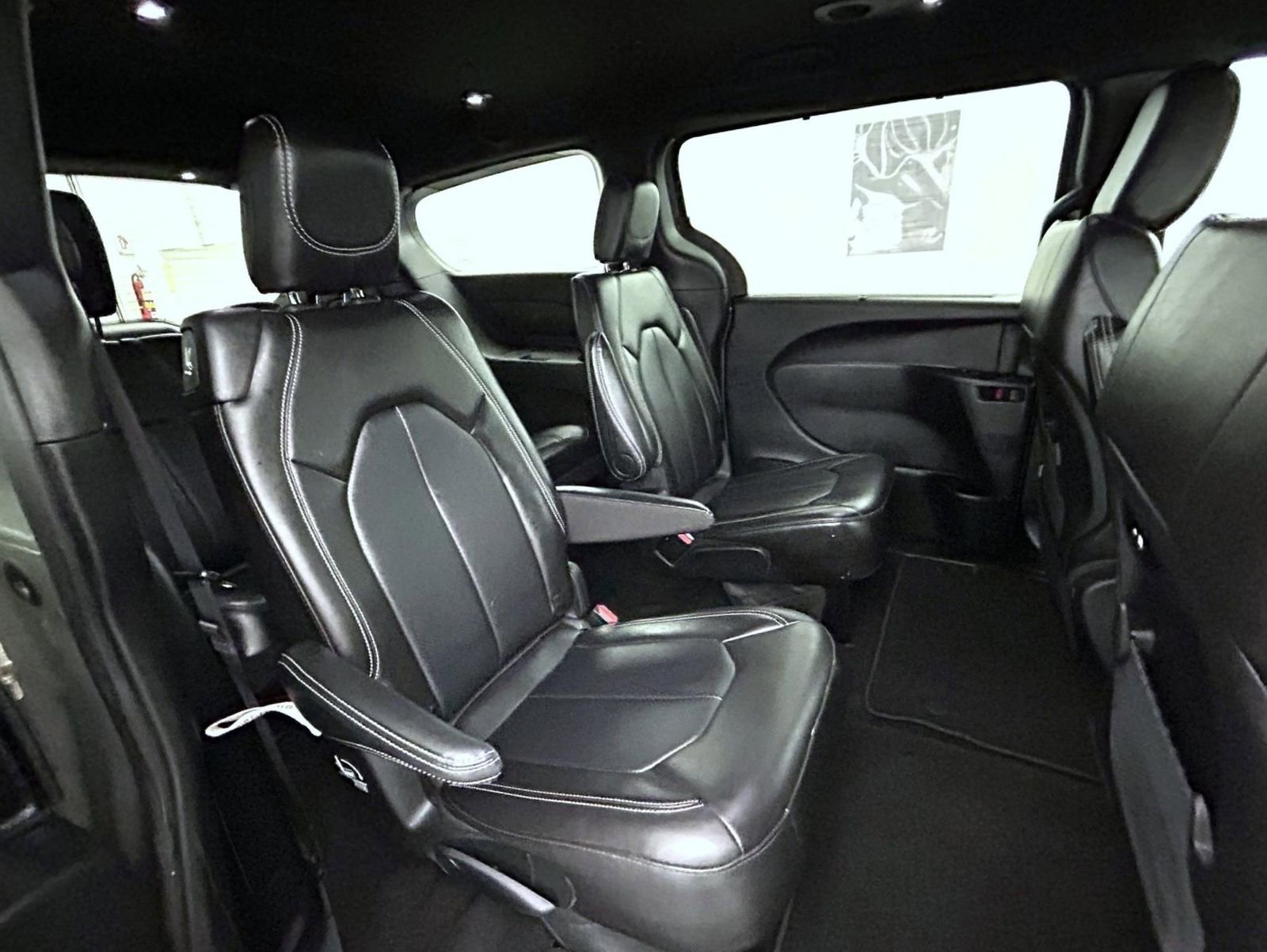 Used 2025 Chrysler Pacifica Select FWD image 17