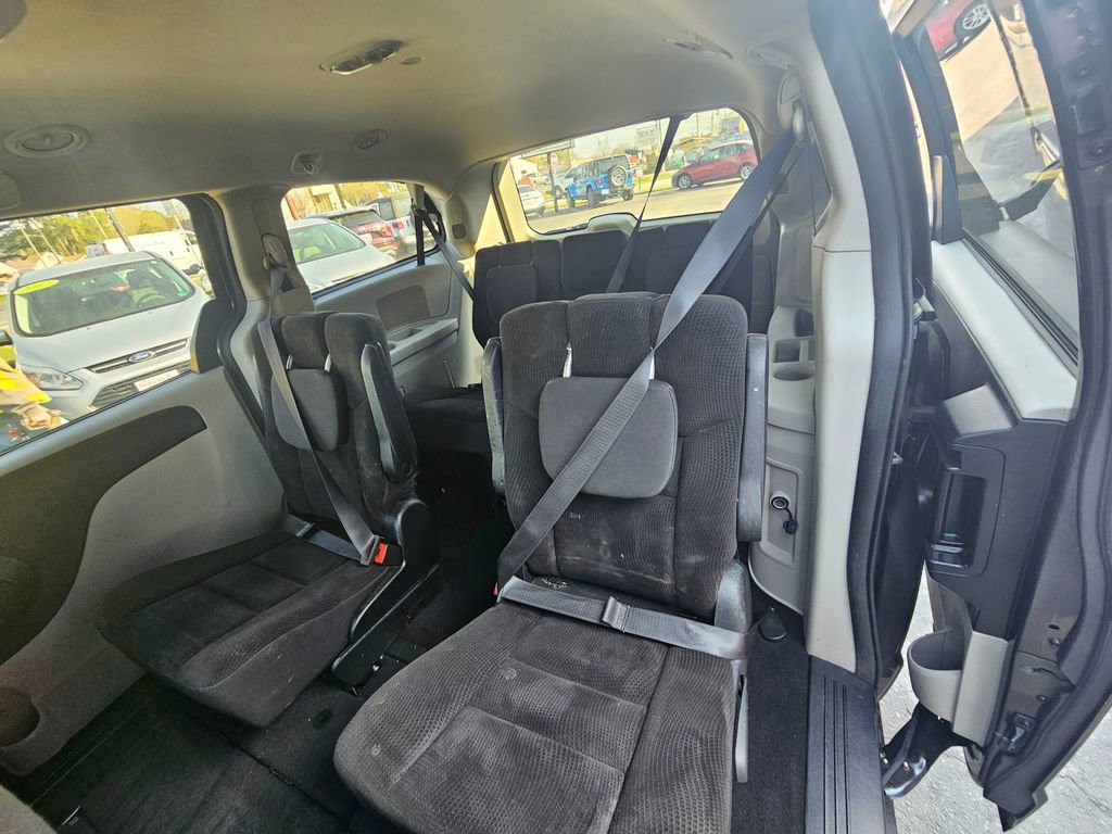 Used 2018 Dodge Grand Caravan SE w/ UConnect Hands-Free Group image 9