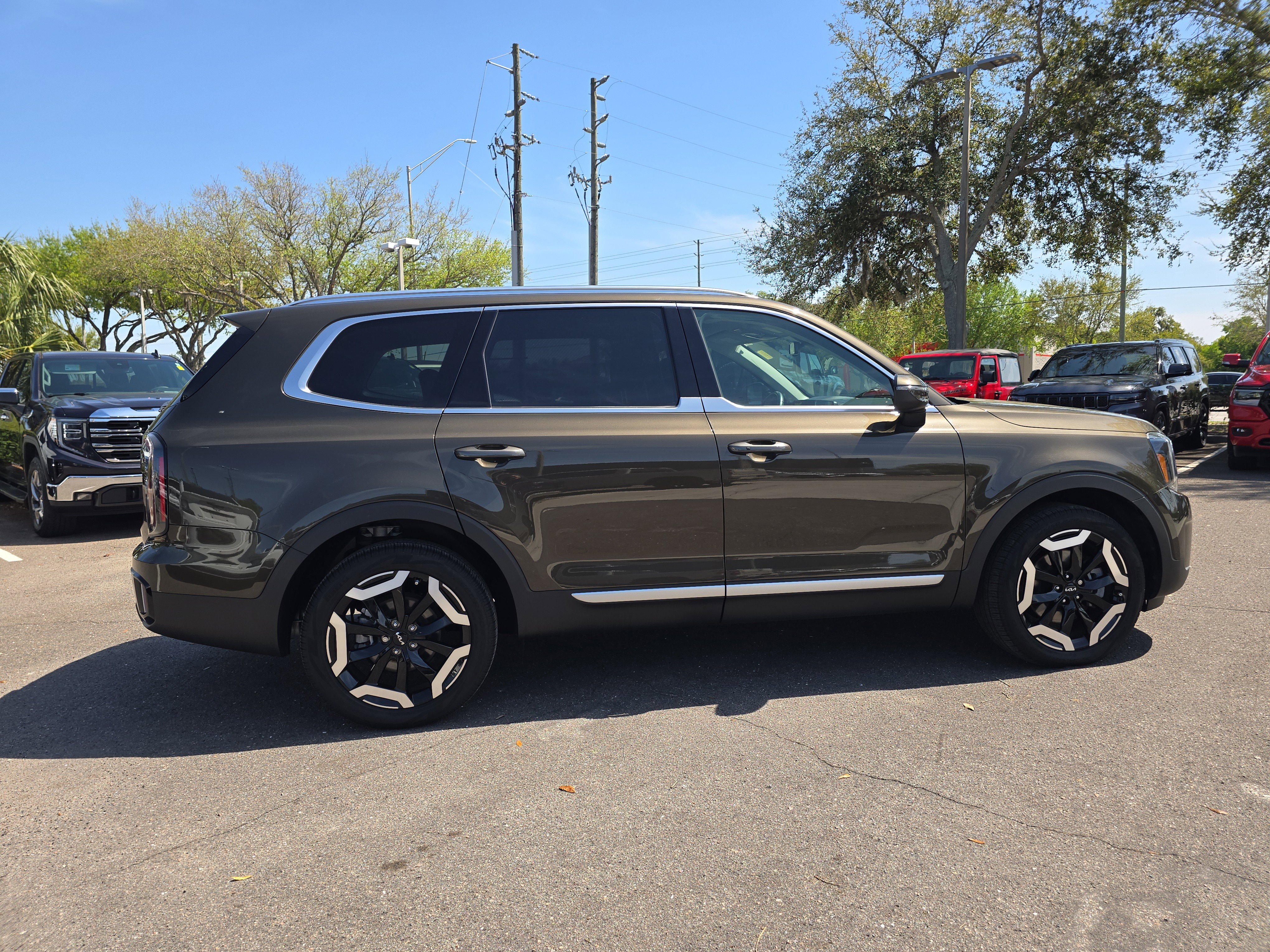 Certified 2023 Kia Telluride EX w/ EX Captain's Chair Package image 9