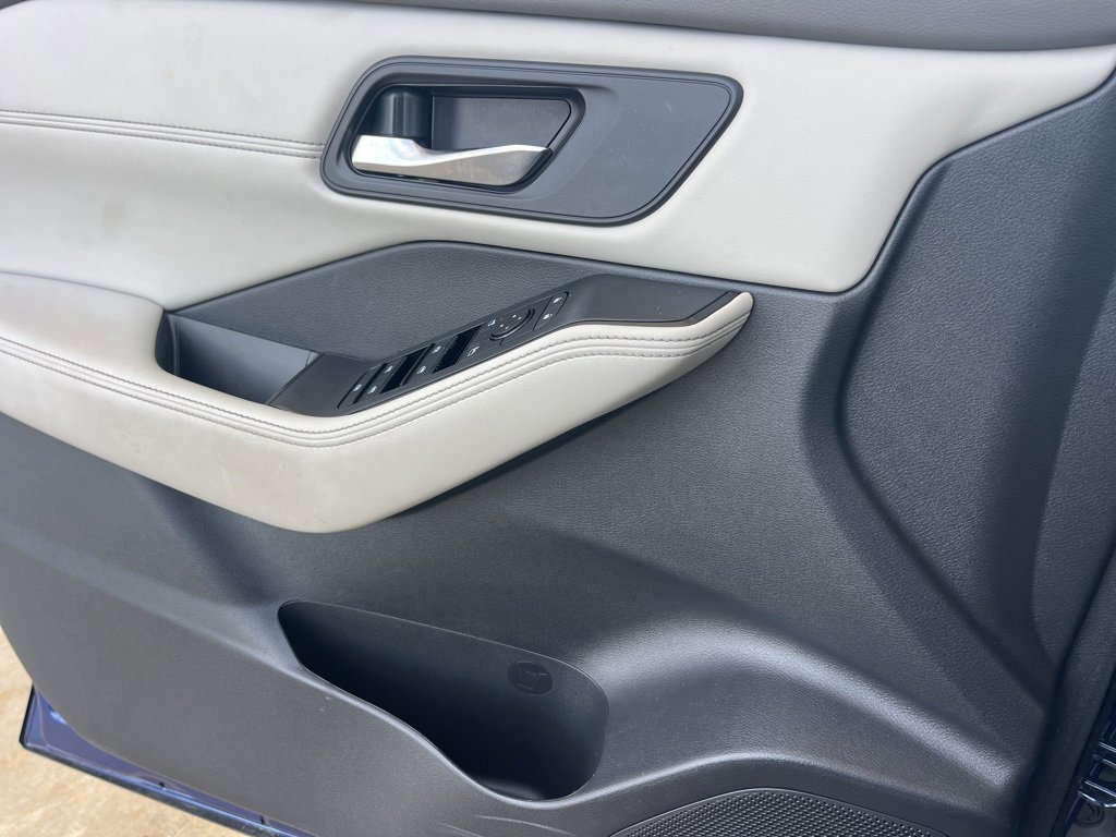 Used 2022 Nissan Rogue SV w/ SV Premium Package image 6