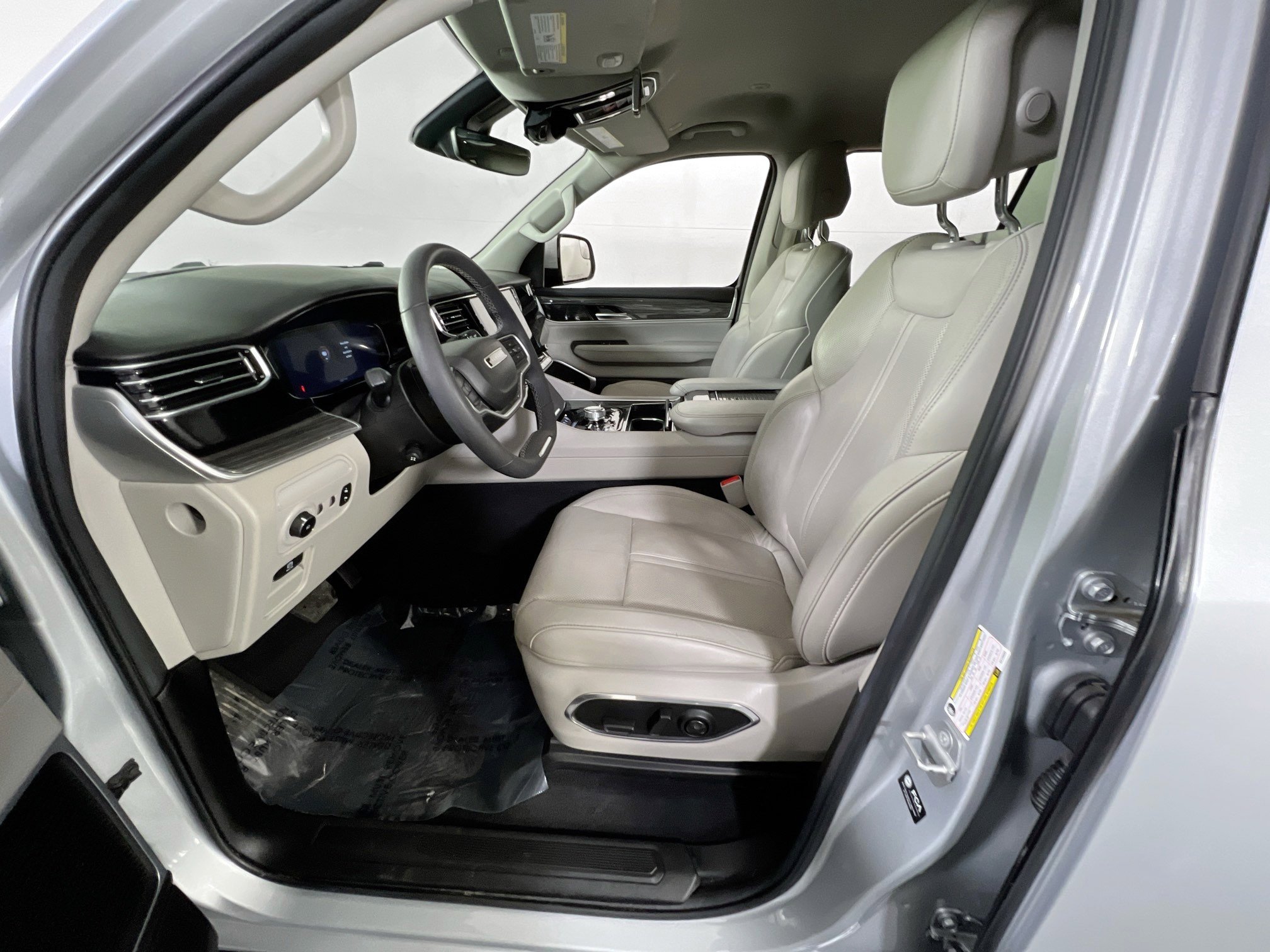 Used 2022 Jeep Wagoneer Series III w/ Flexible Seating Group image 21