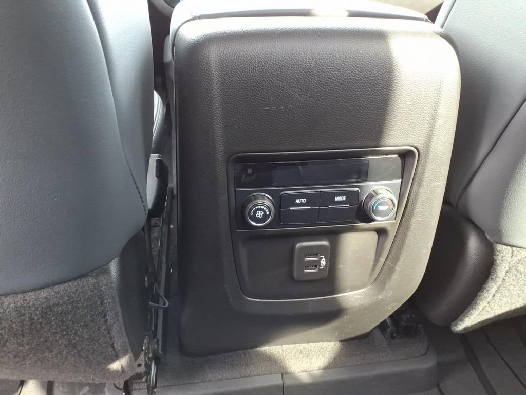 Used 2018 Buick Enclave Essence image 7