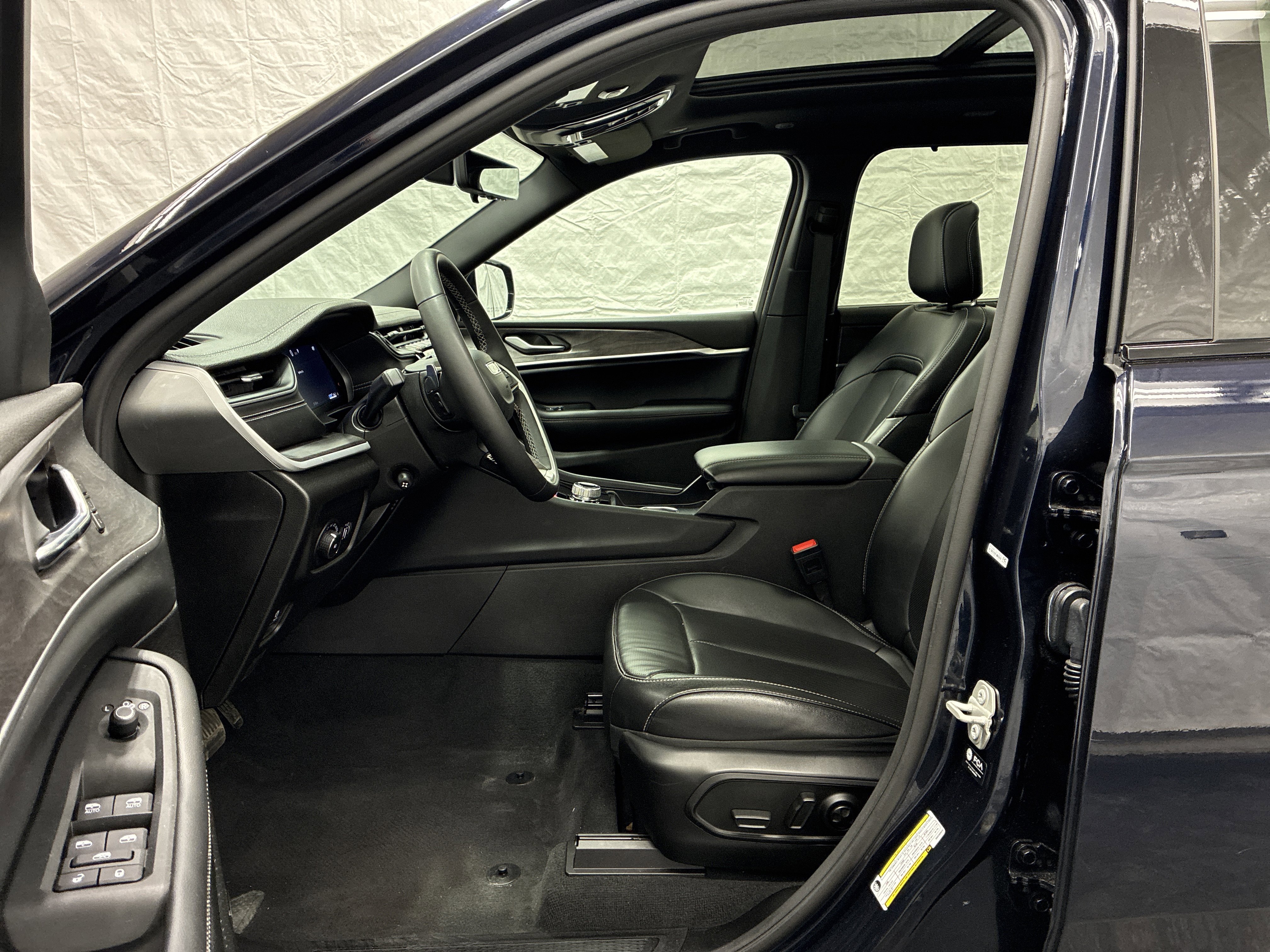Certified 2024 Jeep Grand Cherokee L Limited w/ Luxury Tech Group II AWD/4WD image 14