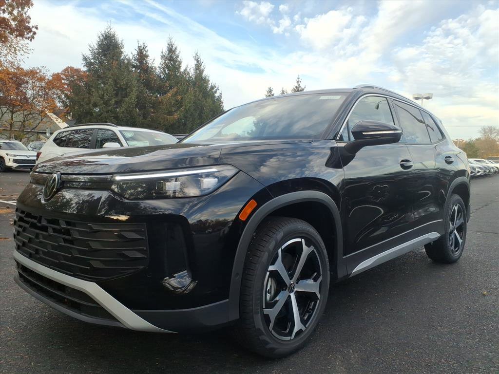 New 2025 Volkswagen Tiguan SE image 2