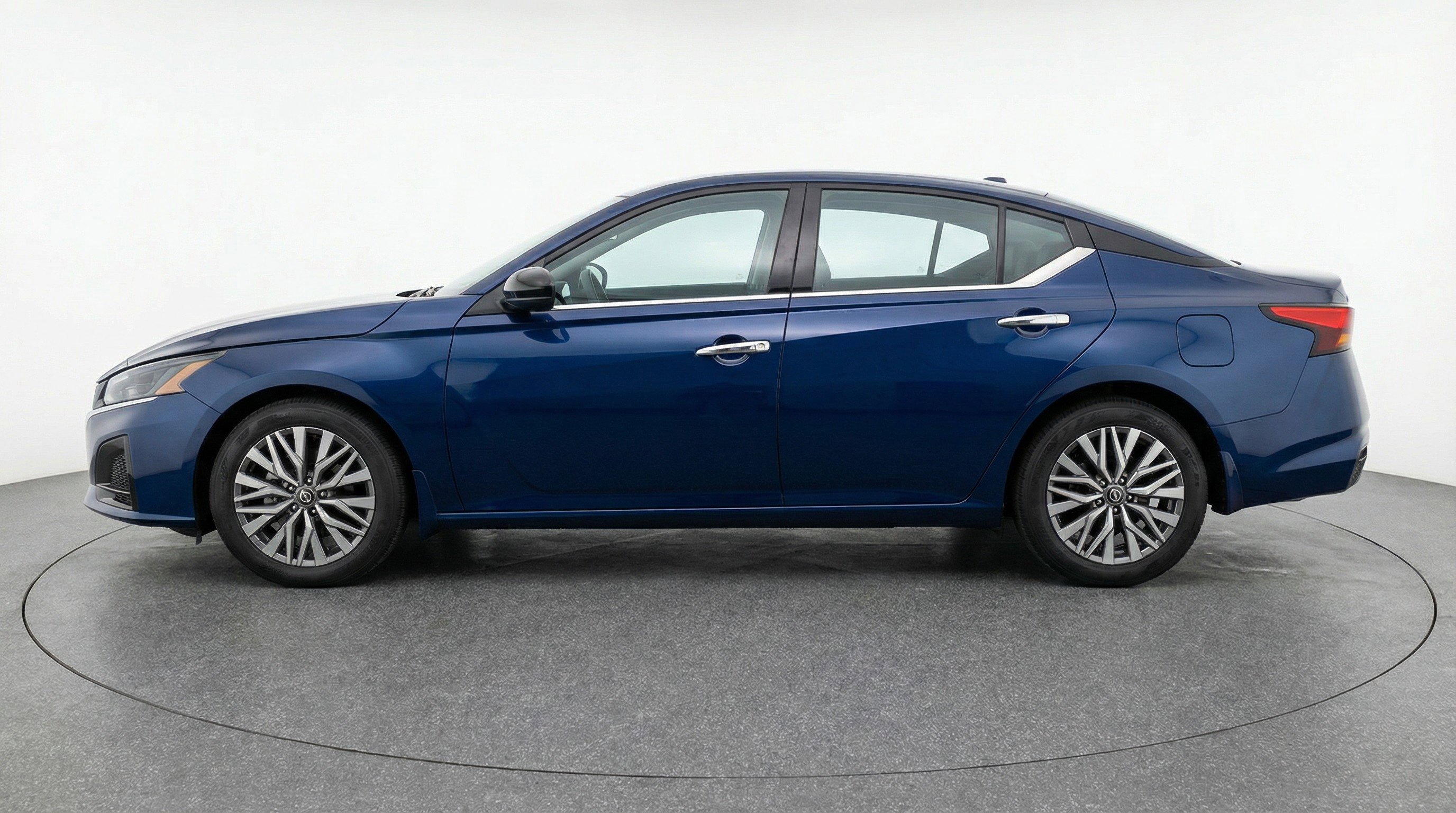 Used 2025 Nissan Altima 2.5 SV image 5