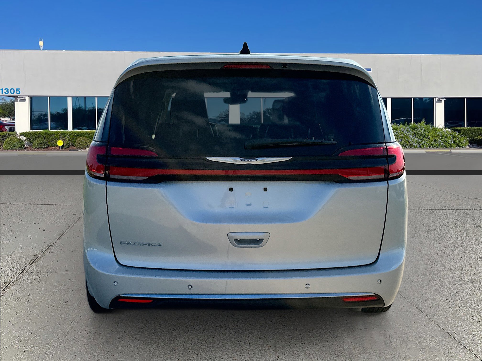 Used 2024 Chrysler Pacifica Touring-L image 6