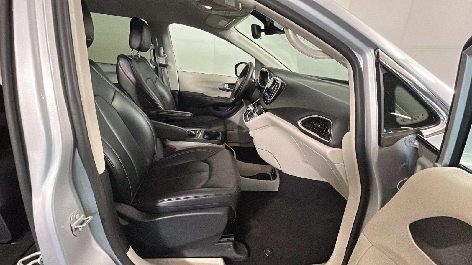 Used 2024 Chrysler Pacifica Touring-L FWD image 34