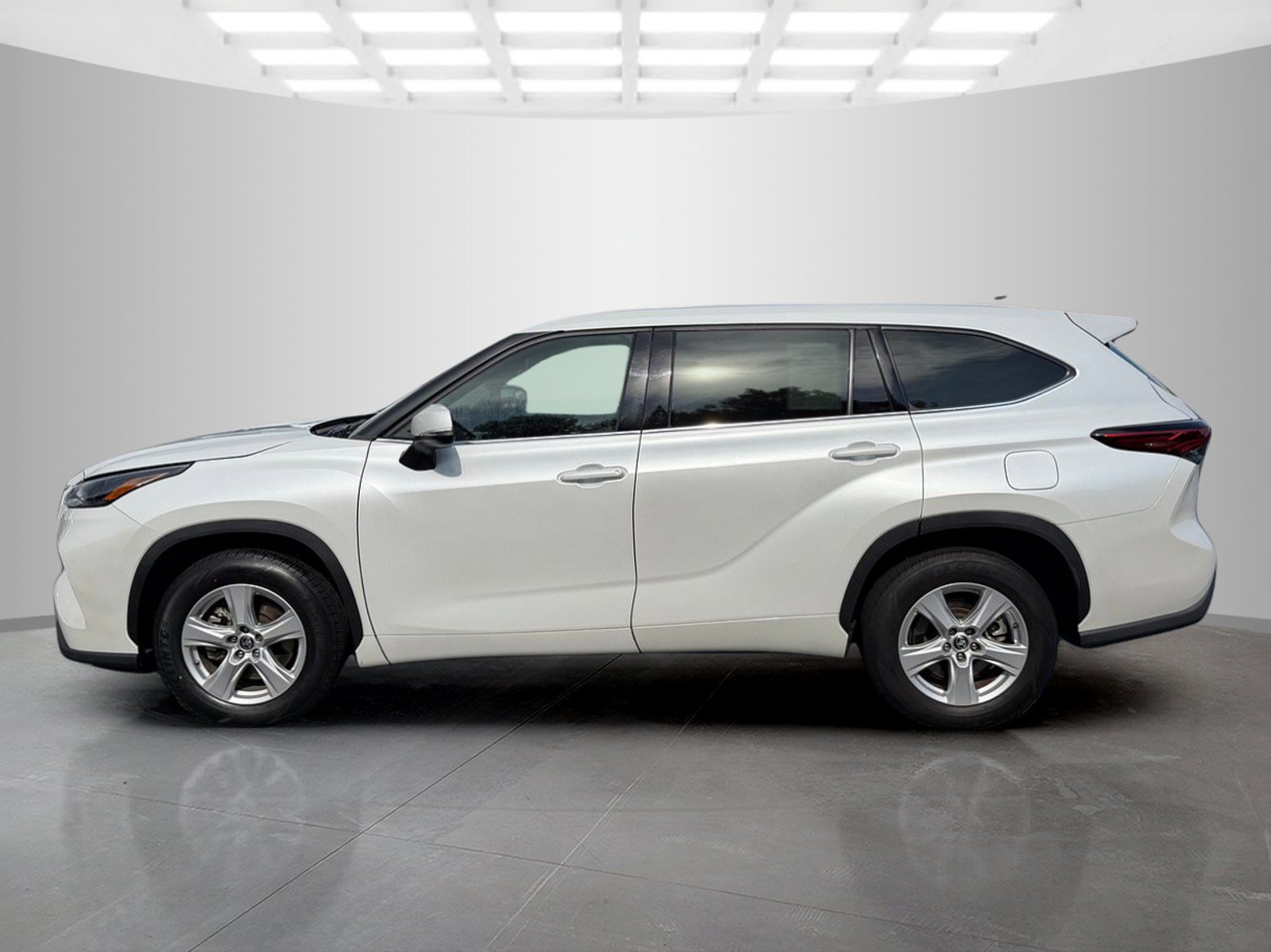 Used 2022 Toyota Highlander L FWD image 3