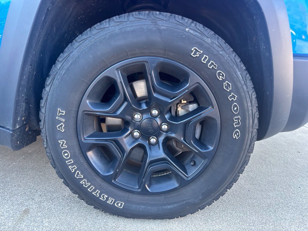 Used 2020 Jeep Cherokee Trailhawk w/ Cold Weather Group AWD/4WD image 24