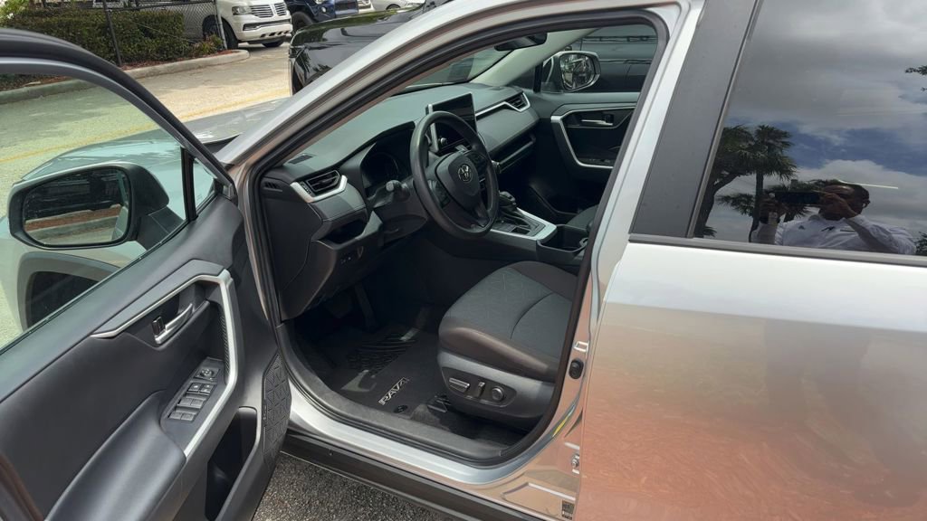 Used 2023 Toyota RAV4 XLE AWD/4WD image 4