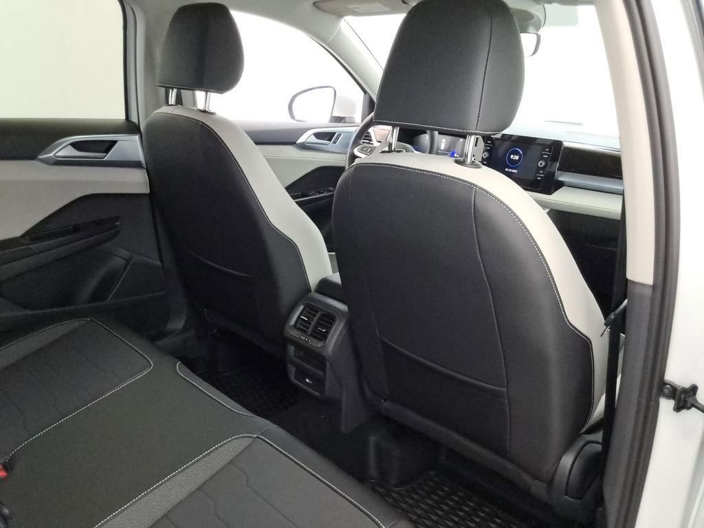Certified 2025 Volkswagen Taos SE image 22