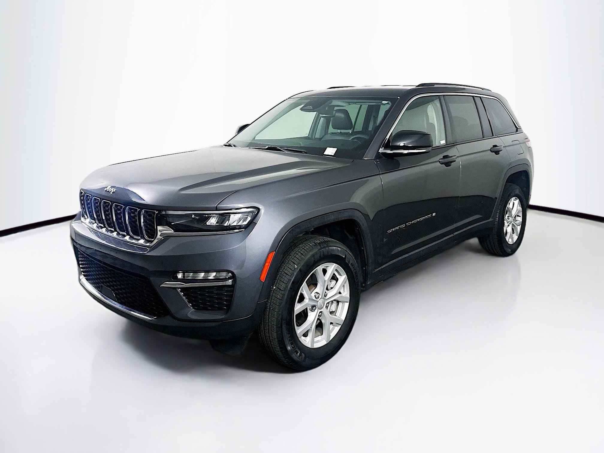 Used 2023 Jeep Grand Cherokee Limited image 3