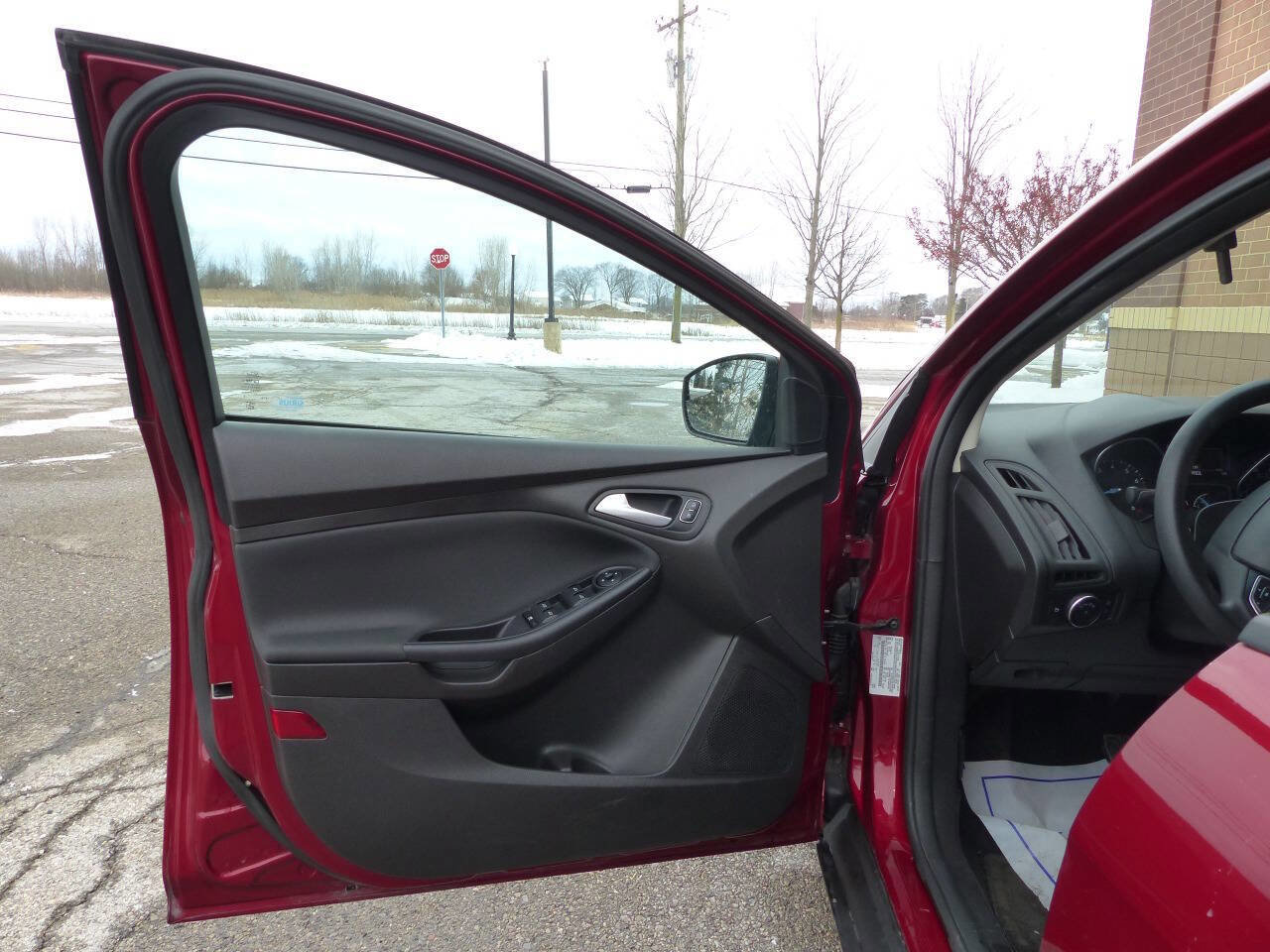 Used 2016 Ford Focus SE FWD image 18