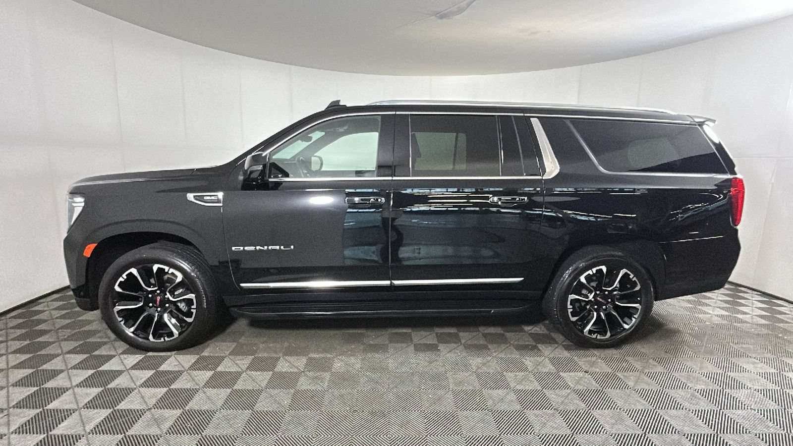 Used 2024 GMC Yukon XL Denali w/ Advanced Technology Package AWD/4WD image 7