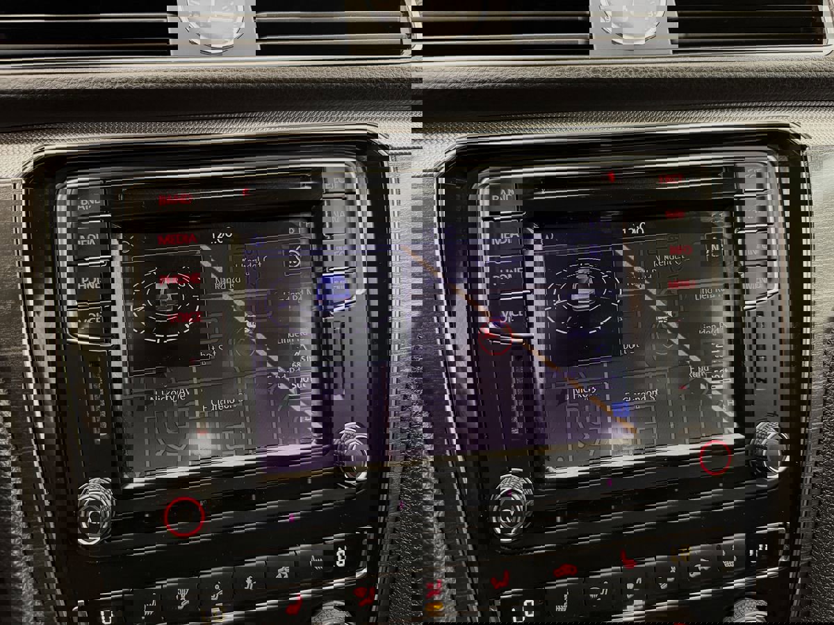 Used 2016 Volkswagen Passat 1.8T SEL Premium image 17